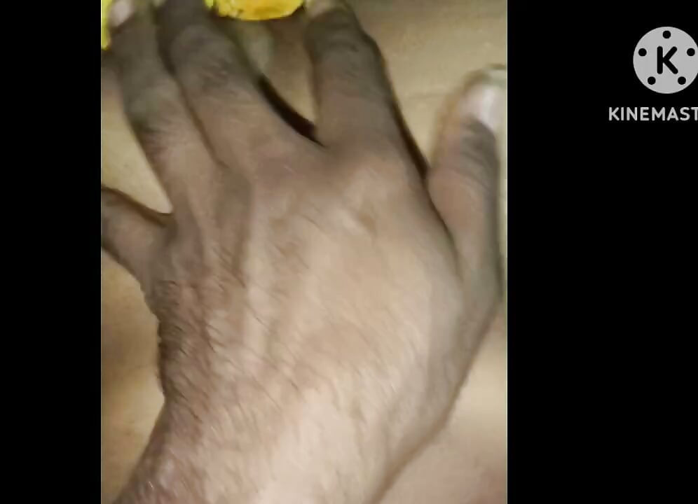 Bhabhi wyciągnęła sok z cipki, dodając do niego wodę