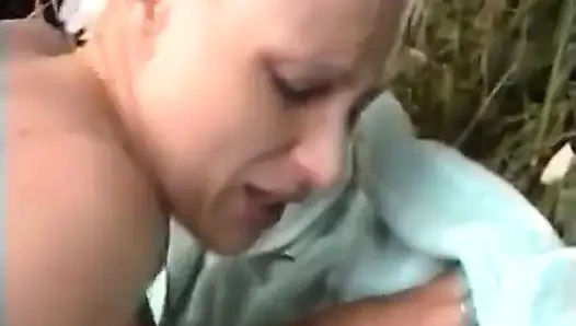 Трио на природе для красивой блондинки.