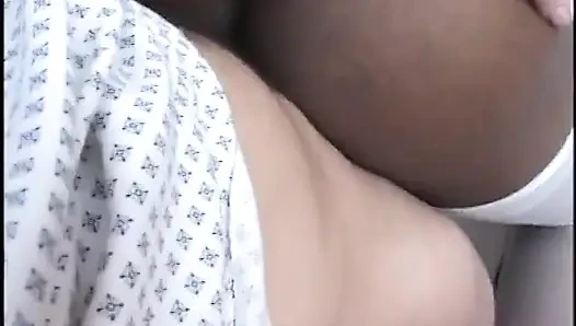 Beyaz çoraplı ateşli hemşire açık havada hasta adama biniyor