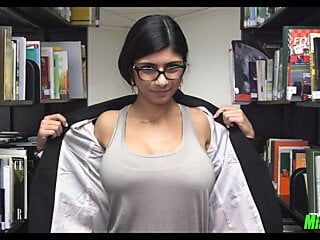 Mia Khalifa allein in der Bibliothek