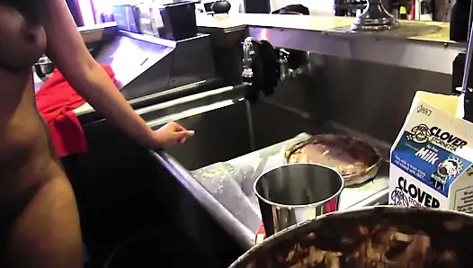 Dua tanggul di dapur bermain es krim