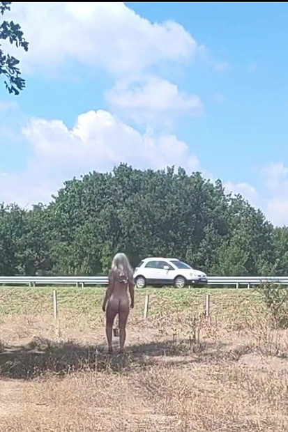 Robinja je kažnjena kantama pičke i sisa kako bi se pokazala vozačima.