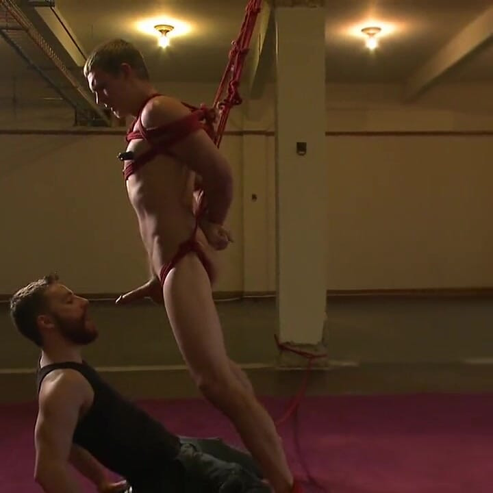 Armăsarul din sud atârnat îi împroașcă o încărcătură sexy în gură