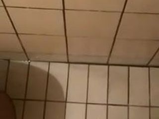 Bułgarska robota z dużą ilością spermy w łazience