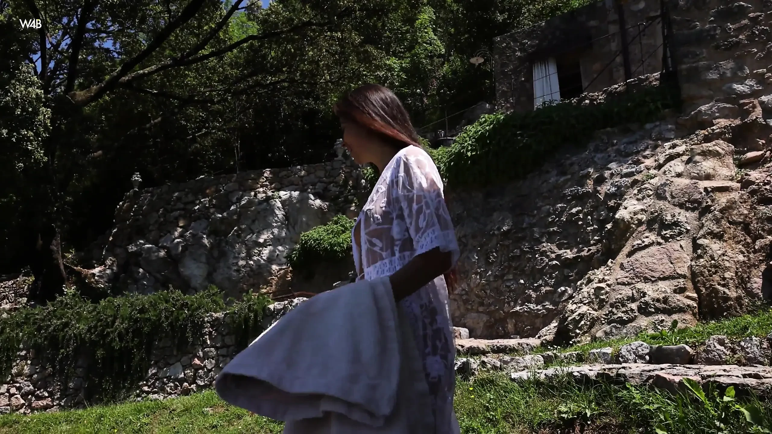 Kolejne gorące wideo z naszej lesbijskiej serii, tym razem z seksownym ukraińskim duetem Alissa i Ellie.