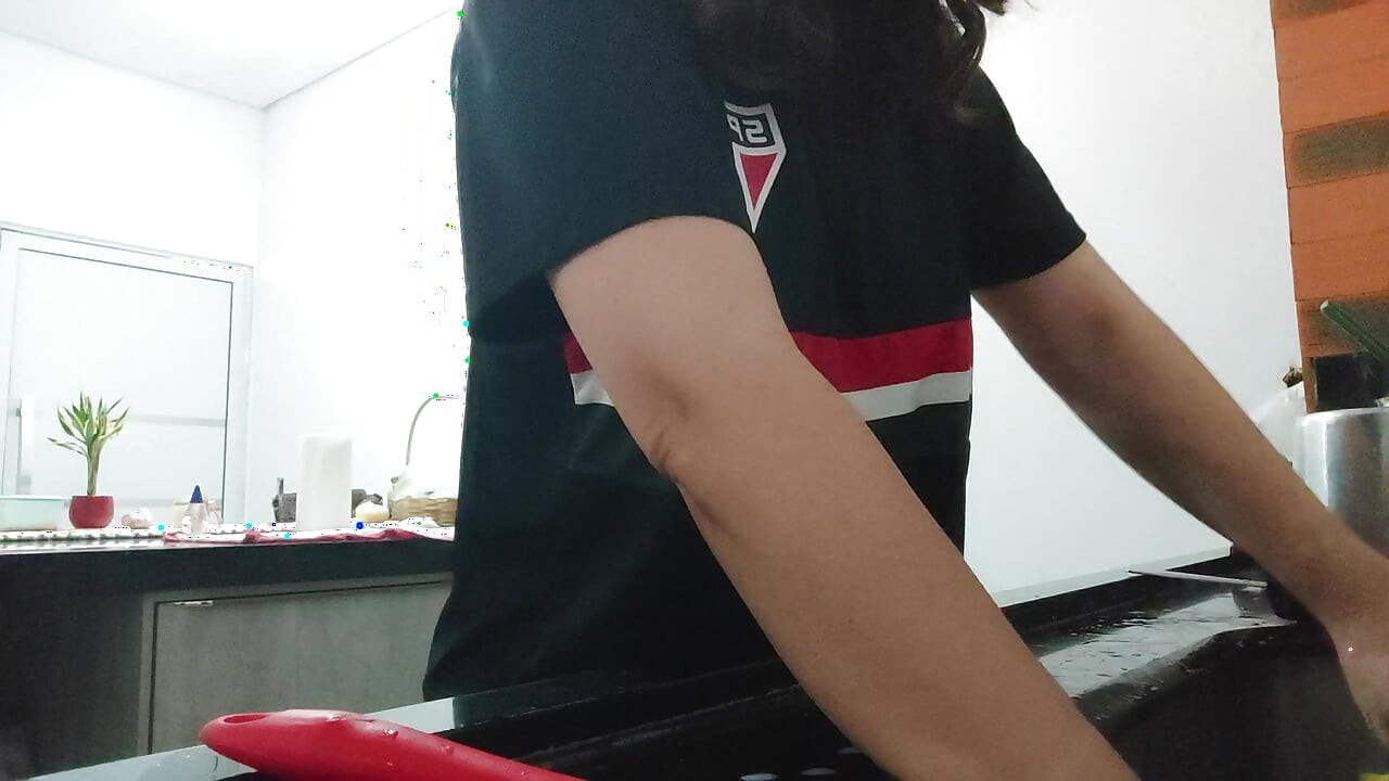 Mulher provocando enquando lava louça. Ela adora transmitir para os voyers de plantão