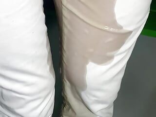 Smáčení v bílých kalhotách ...