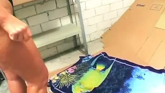 Olgun sürtük ağzı açık amına yumruk sokuyor kalın döl damlıyor