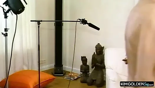 Verfuehrerischer Crossdresser in leidenschaftlicher Ekstase