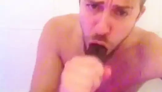 Adam gırtlağına kadar alıyor