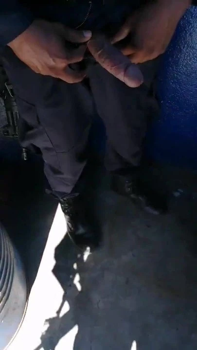 Policia mostrando su verga