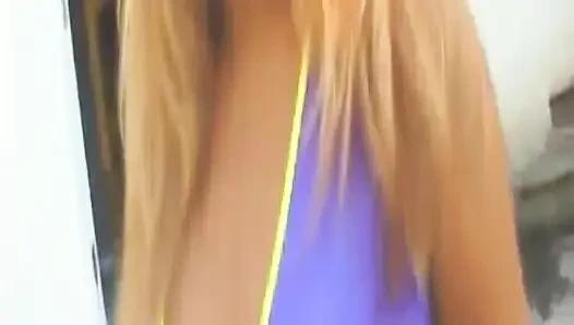 Cewek sange ini lagi asik dijilat dan di-fingering sampai lubangnya menganga lebar