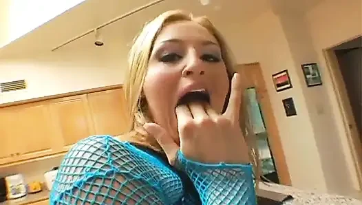 Junge blonde muschi mit schönen großen titten lutscht einen riesigen schwarzen schwanz in pOV