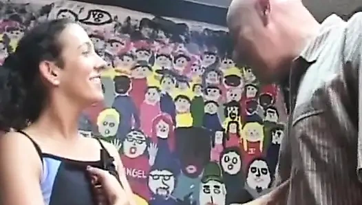 Крошку-брюнетку пальцами во время встречи в бурном любительском видео