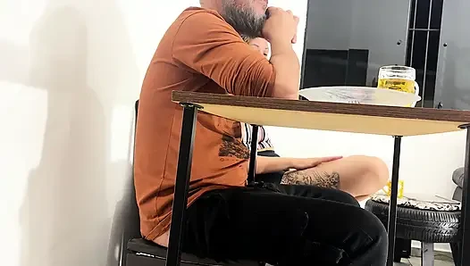 Versautes Stieftochterchen masturbiert, bläst und schluckt alles runter.