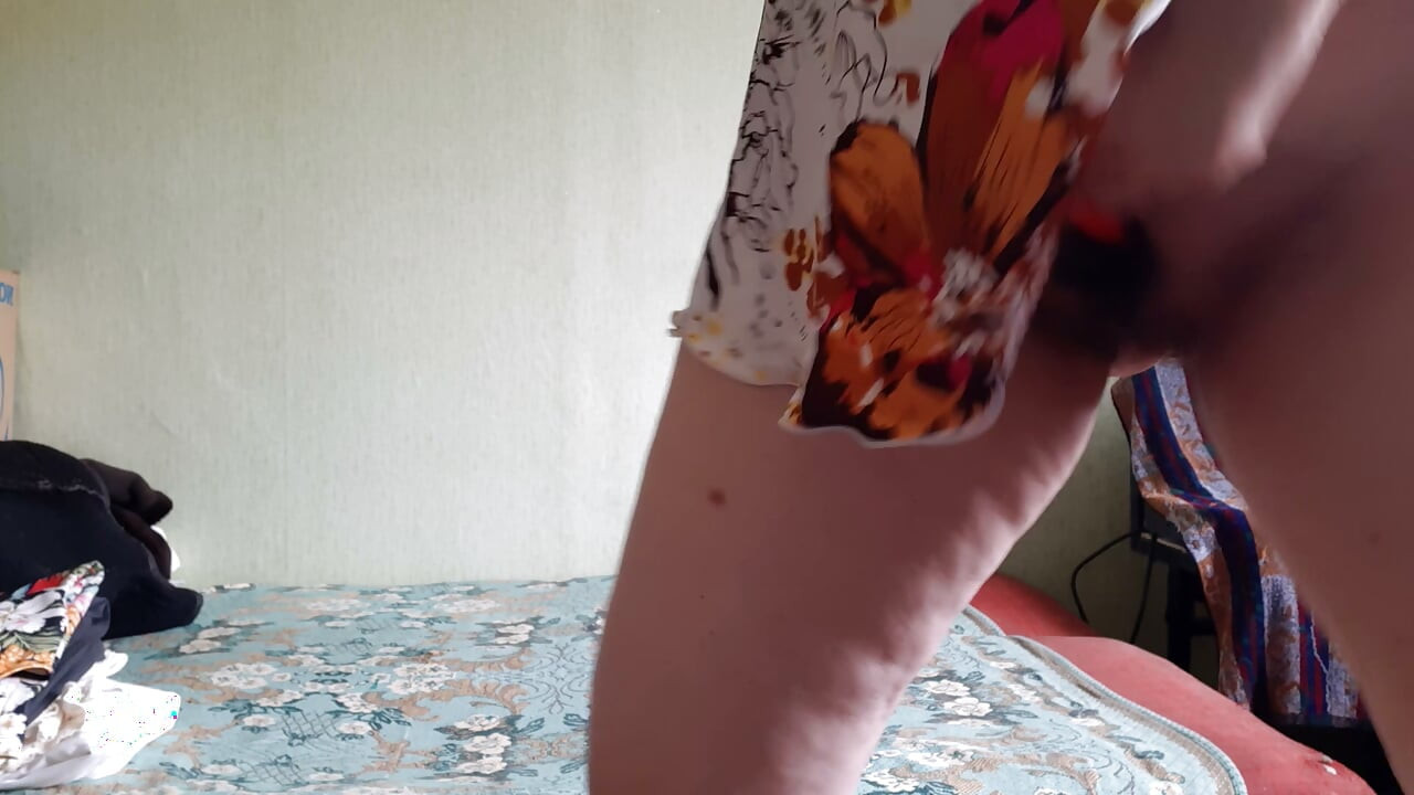 Una mujer milf apasionada estimula intensamente su clítoris peludo con un vibrador y se corre temblando por todo el cuerpo