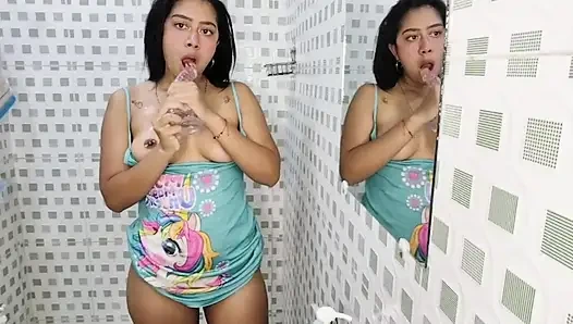 Pelacur diam-diam disetubuhi, di kamar mandi saudara tirinya