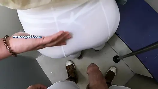 Tante sange ini lagi asik ngocok kontolku di kereta bawah tanah