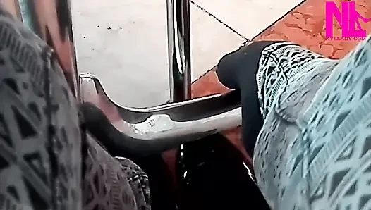 Aku lagi asik muasin lubang pantatku pakai sepatu di bar!