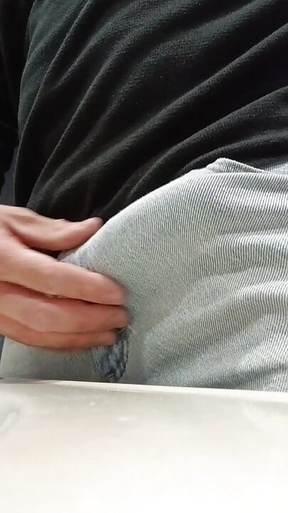 गोरा लड़का हस्तमैथुन लंड सहता है