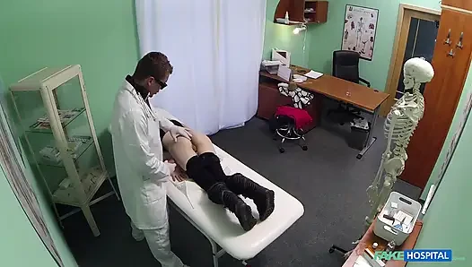 Doktor güzel hastaların amını muayene ediyor ve dölleme reçete ediyor