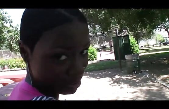 Seksi zenci kız büyük yarak emiyor