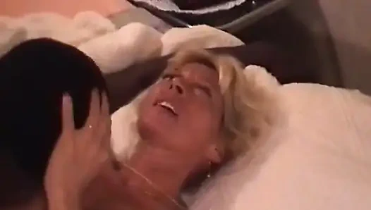 Wanita dewasa rambut pirang dientot sama cowok berondong kulit hitam