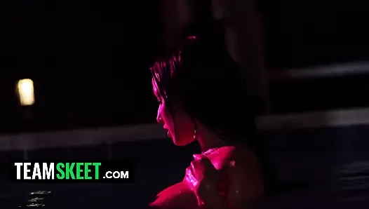 Adegan seks basah di kolam renang - cewek cantik dientot di pinggir kolam renang dan luar ruangan