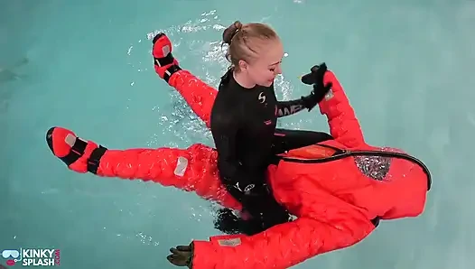 Human life raft - aufgeblasene anzug-sklavin, dominanz im pool