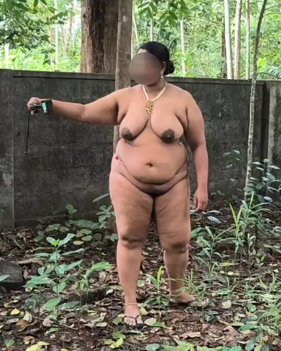 Gola djevojka na otvorenom snima samu sebe, bigaze i sise Gole žene gole u šumi