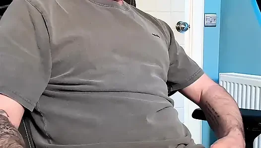 Bir arkadaş için kamerada mastürbasyon yapıyor ve boşalıyor.