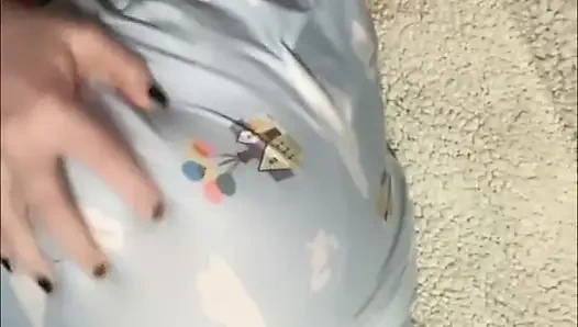 Sevimli kız çişini tutamıyor ve yapay penisin her yerine işiyor