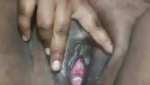 Savita si tante seksi india lagi asik muasin memeknya pakai 12 tinta