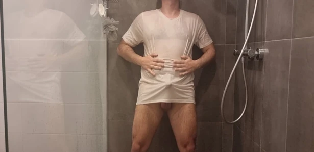 Duşta ıslak beyaz külotlu ve gömlekli striptiz