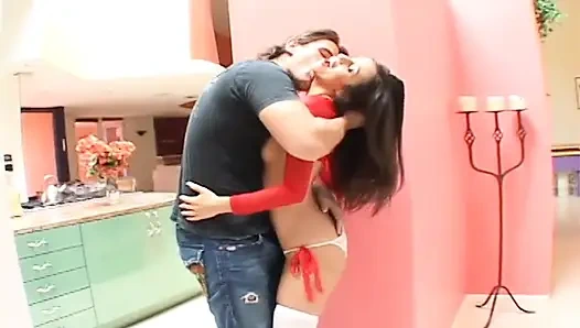 Sıska genç kız her iki deliği de delinerek büyük bir yarakla boşaltıyor