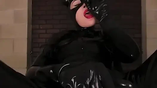 VRCosplayx Kylie Rocket в качестве женщина-кошка проведет вас через тайну сексуального удовольствия, часть 1