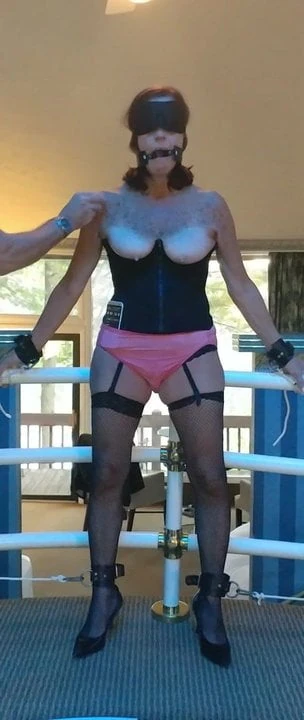 Iceing the wife's pussy