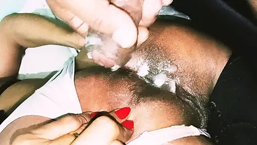 Azgın orta yaşlı seksi kadın götünü götüne sodomize etti ve yırttı, onu inanılmaz bir anal açıklıkla bıraktı.