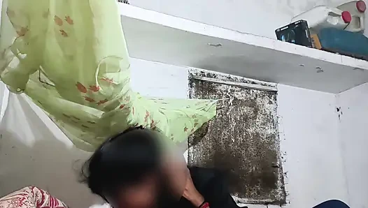 Net Hintçe sesli kız arkadaş yeni telefonu için tebrik etmeye geldi ve sertçe sikiliyor