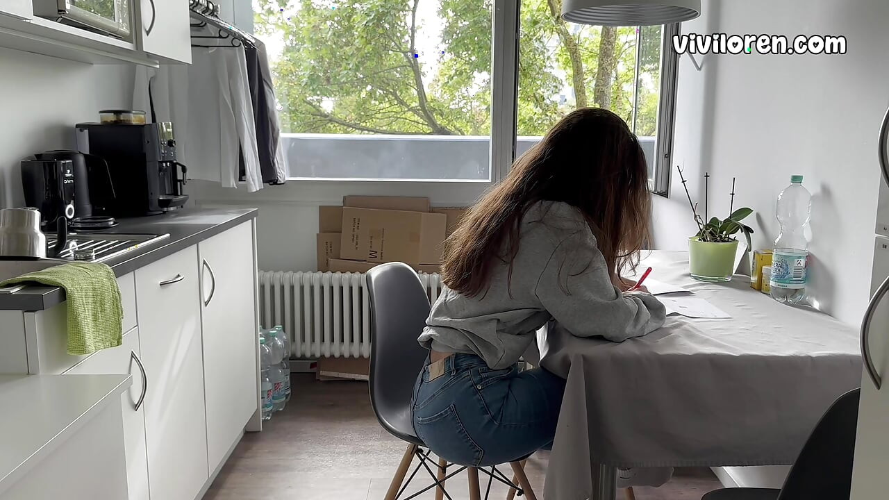 18歳の女子高生が激しくセックスされる