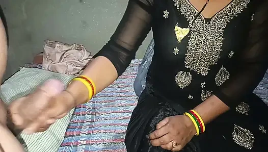 Kakak ipar indiaku mergokin aku lagi asik masturbasi memekku di kamarku