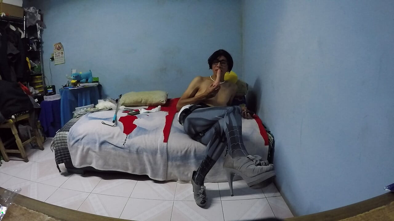 स्पाइडर कॉस्प्ले में Joselynne Crossdresser डिल्डो चूसने के लिए तैयार भाग एक