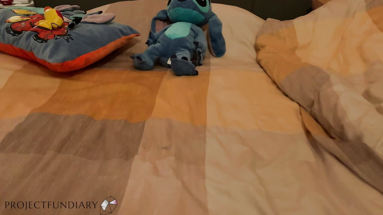 Eerste keer dubbele penetratie met papa en een dildo