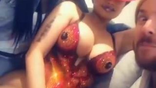 Nicki Minaj tocando sua buceta