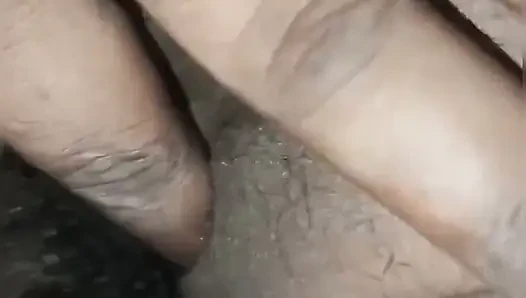 Aku meniduri Yangzi telanjang dan memasukkan seluruh penisku ke dalam dirinya.