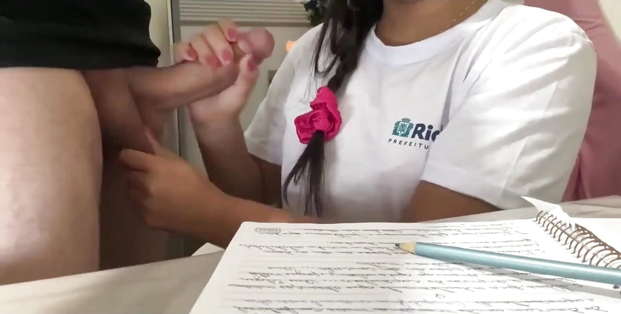 Un étudiant de Rio suce son prof particulier chez lui, un étudiant donne des cours sur la façon de sucer des bites