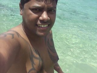 Filippinskt nudistpar .. naken på boayan island, phl