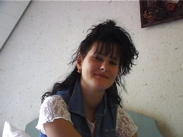 Une petite brune aux seins caresse sa chatte poilue