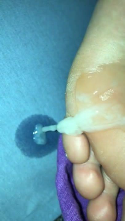 Joc cu spermă la picioare