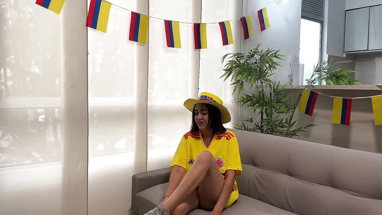 Ma meilleure amie latina m’attend sans sous-vêtements et mise sa chatte mouillée si son équipe gagne. SPÉCIAL DE LA COUPE DU MONDE 2026 !